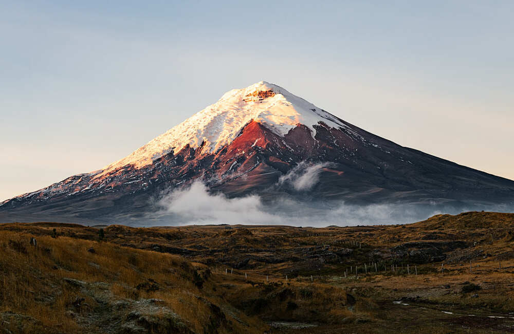 https://upload.wikimedia.org/wikipedia/commons/7/74/V%C3%B3lcan_Cotopaxi.jpg